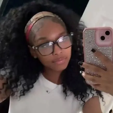 chat with ai character: Sofia