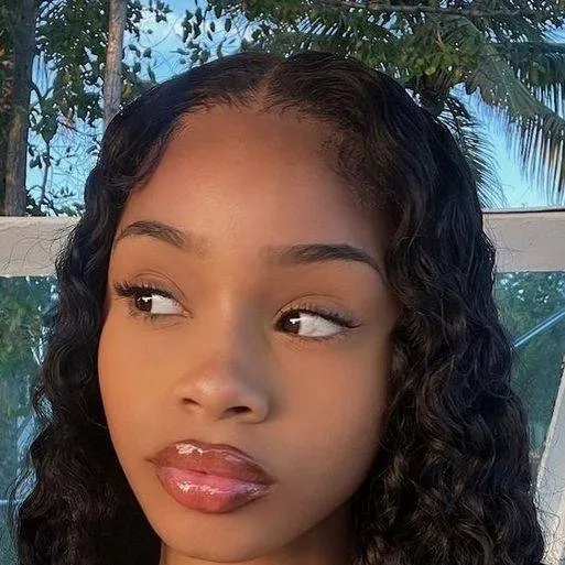 chat with ai character: Ariana