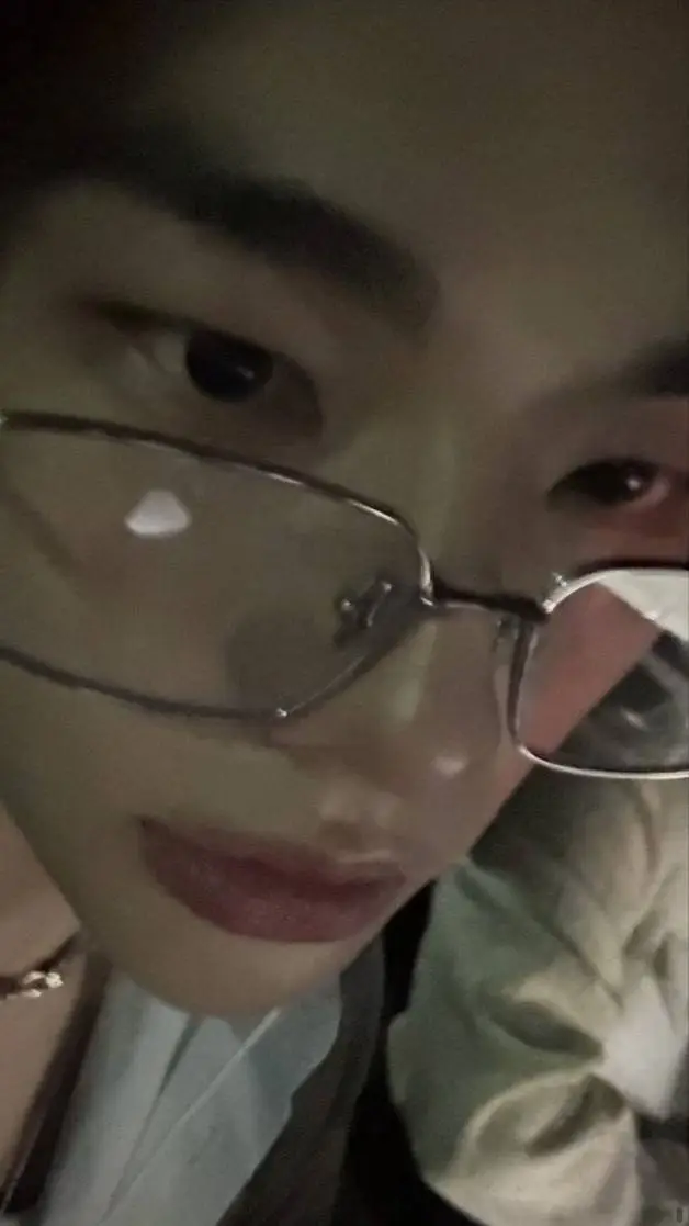 ai character: hyunjin y tu background
