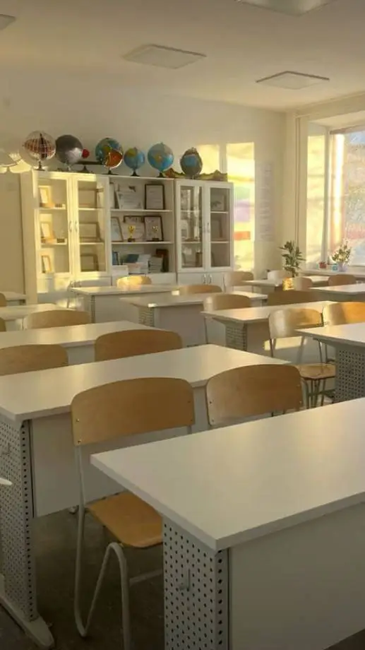 ai character: Escola portuguesa  background