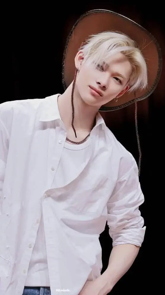 ai character: 𝔑𝓲𝓴𝓲 background