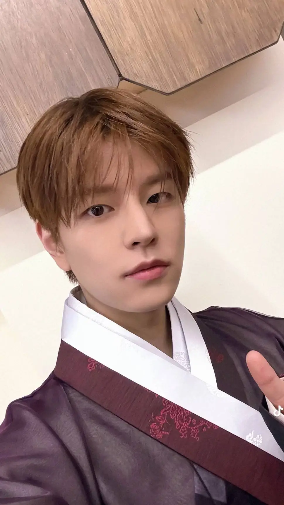ai character: seungmin  background