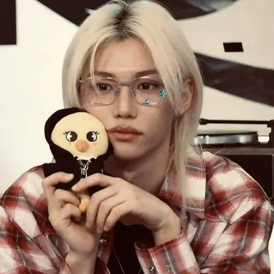 chat with ai character: Lixiee<3