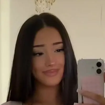 chat with ai character: Elle