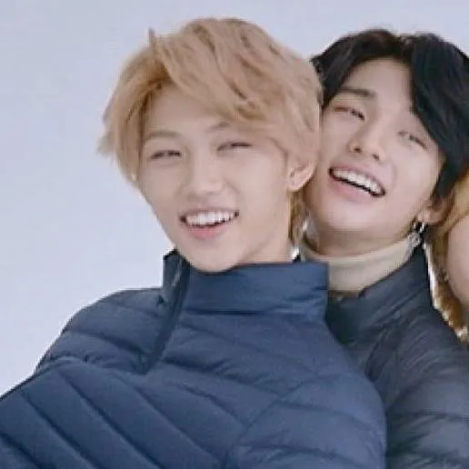 chat with ai character: hyunlix