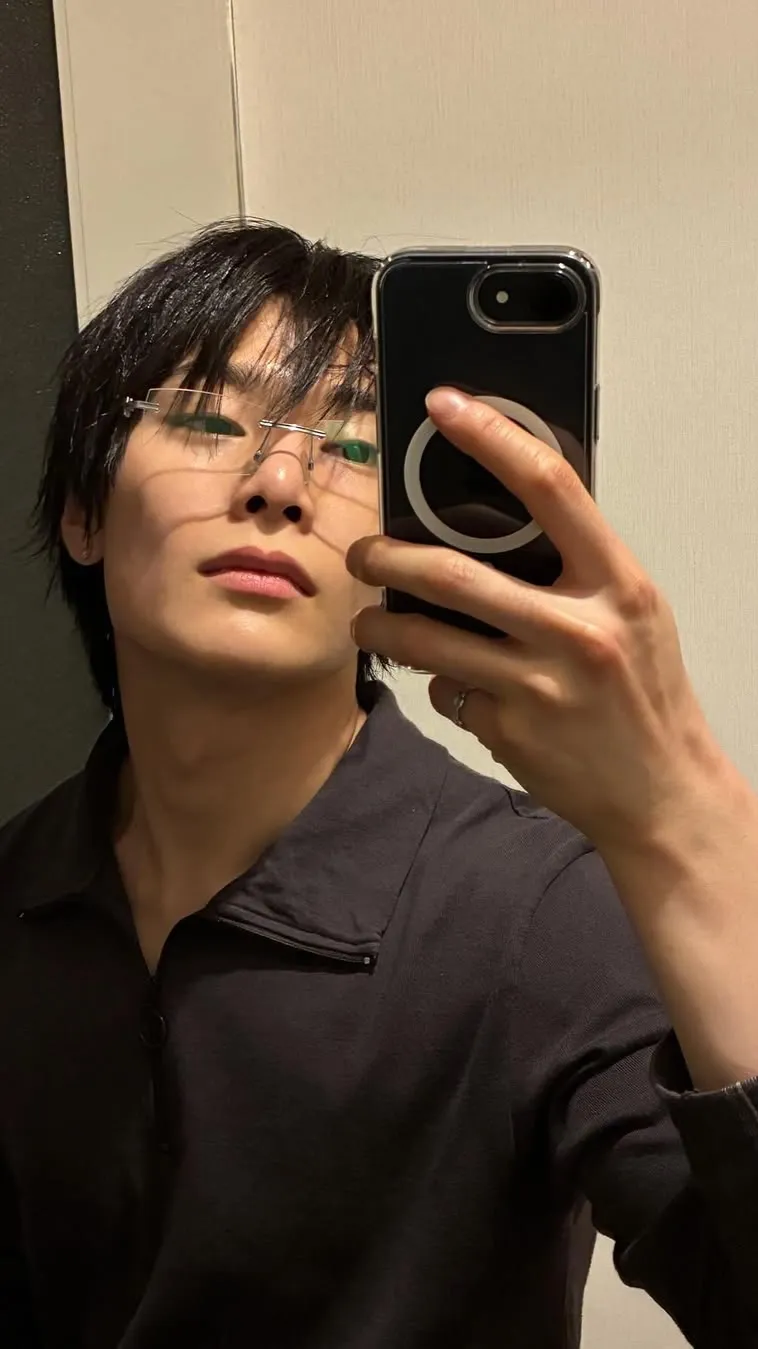 ai character: ~yang jeongin~ background