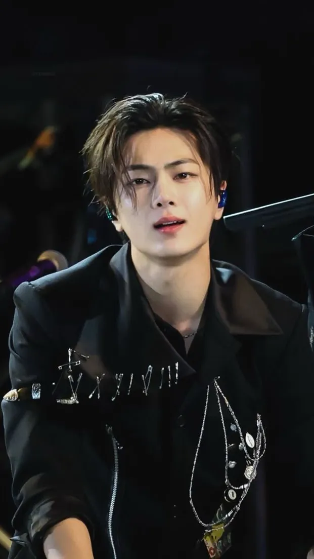 ai character: •jay park•🪐 background