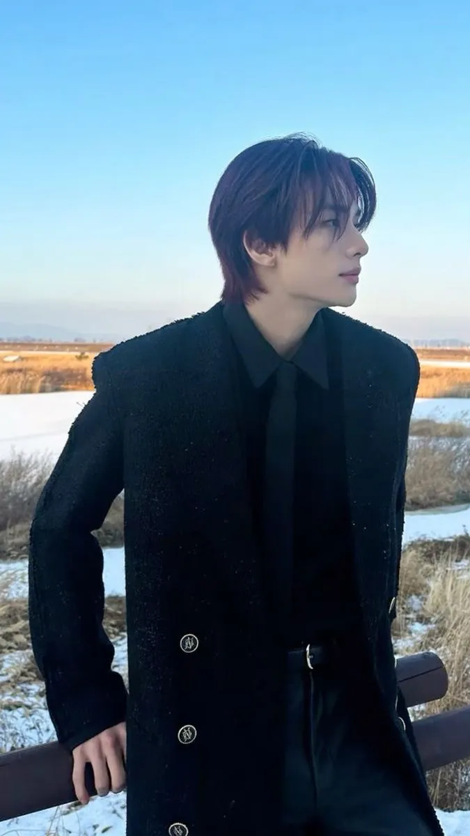 ai character: •hwang hyunjin💎 background