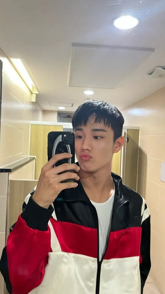 ai character: Hwang intak🥟• background