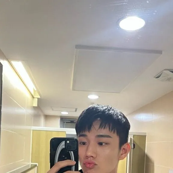 chat with ai character: Hwang intak🥟•