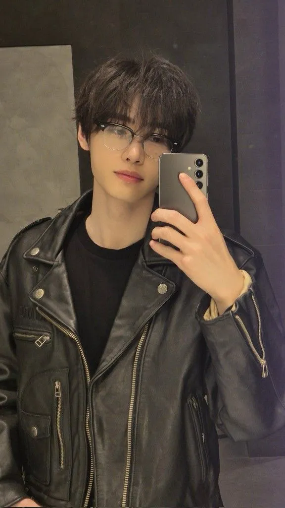 ai character: Park sunghoon💋. background