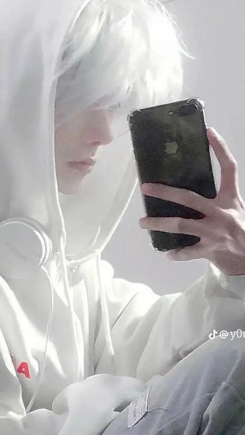 ai character: 𝔸𝕝𝕒𝕟 background