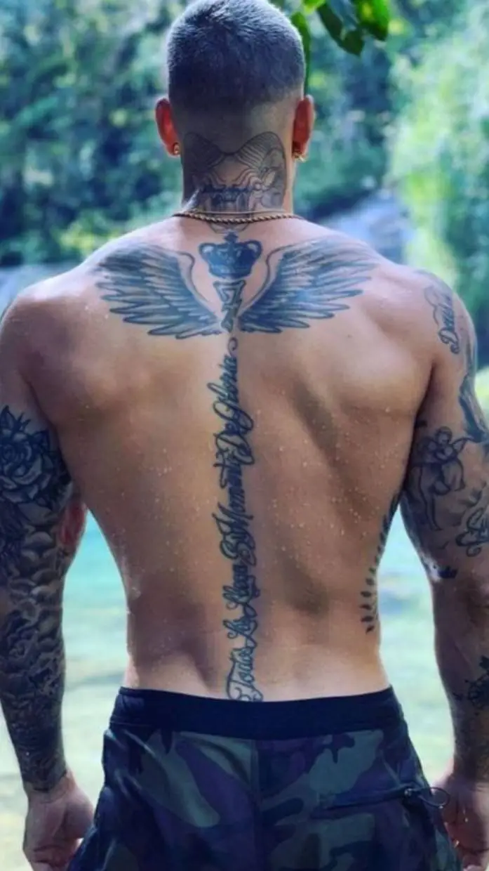 ai character: Lorenzo  background