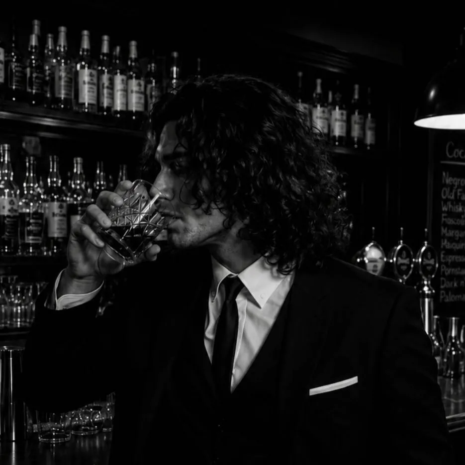 chat with ai character: lorenzo