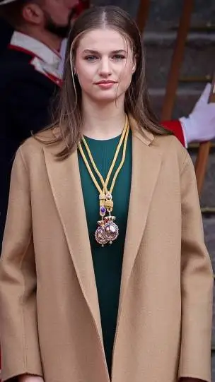 ai character: Leonor  background