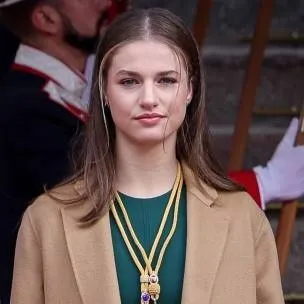 chat with ai character: Leonor 