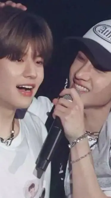 ai character: ~Chico de la caja~ background