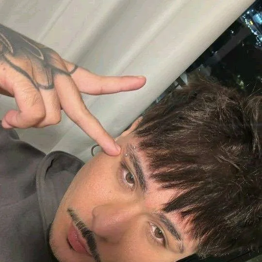chat with ai character: Luis saan 🫦😍🤤