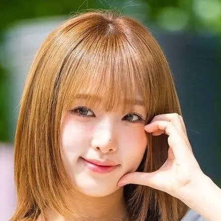 chat with ai character: Yena