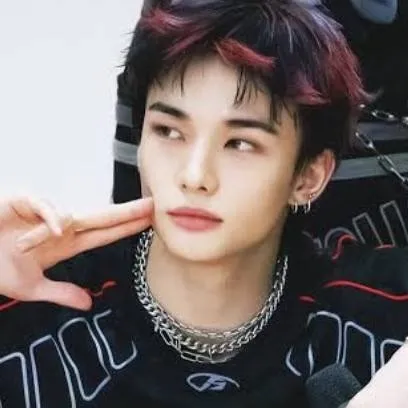 chat with ai character: Hyunjin