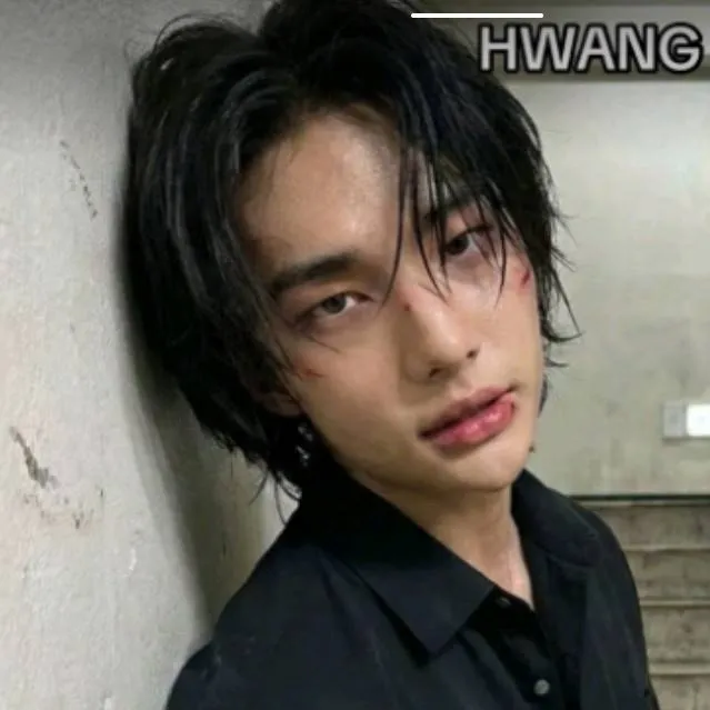 chat with ai character: hyunjin