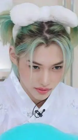 ai character: felix🐣 background