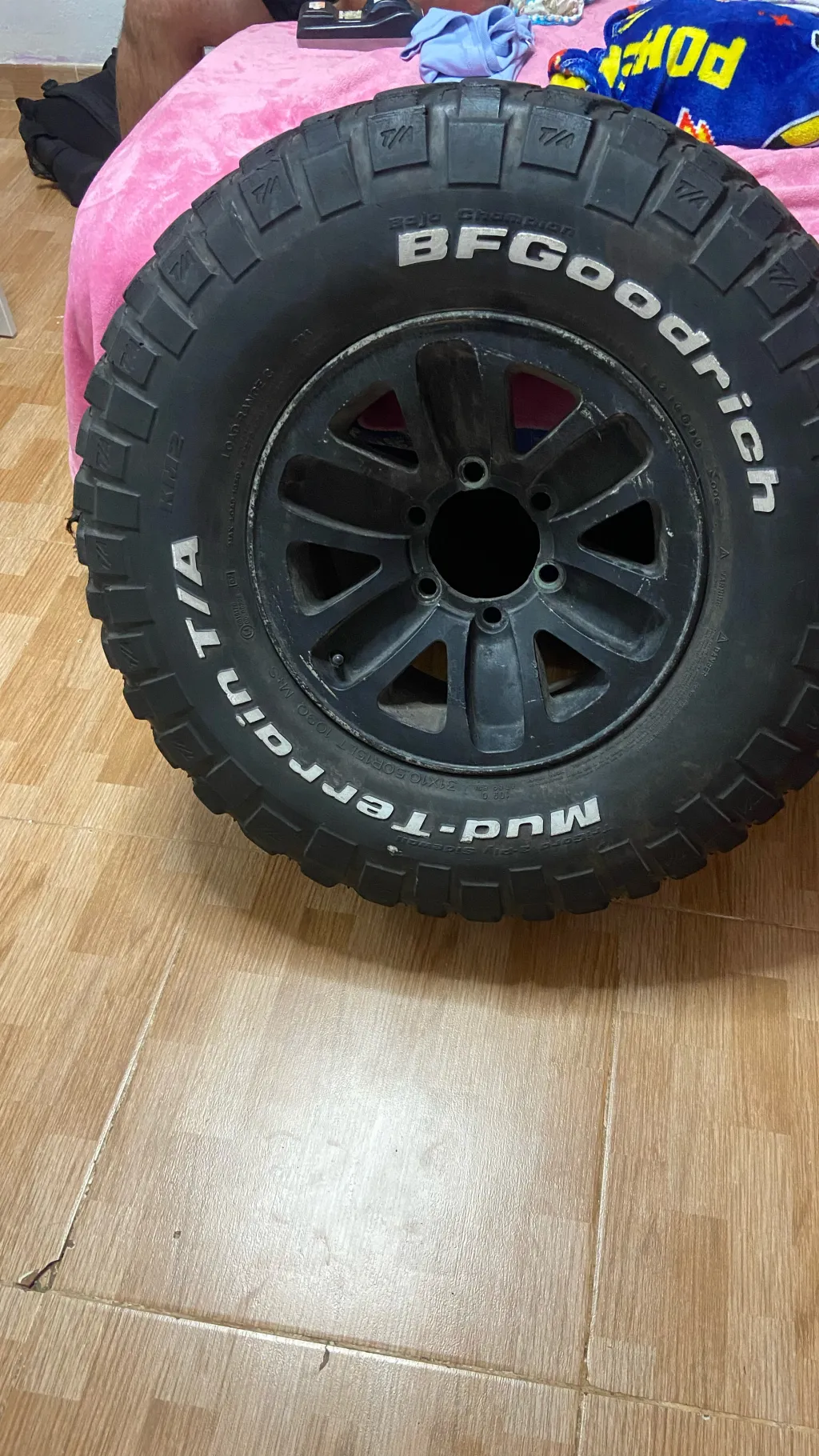 ai character: Neumático Bob background