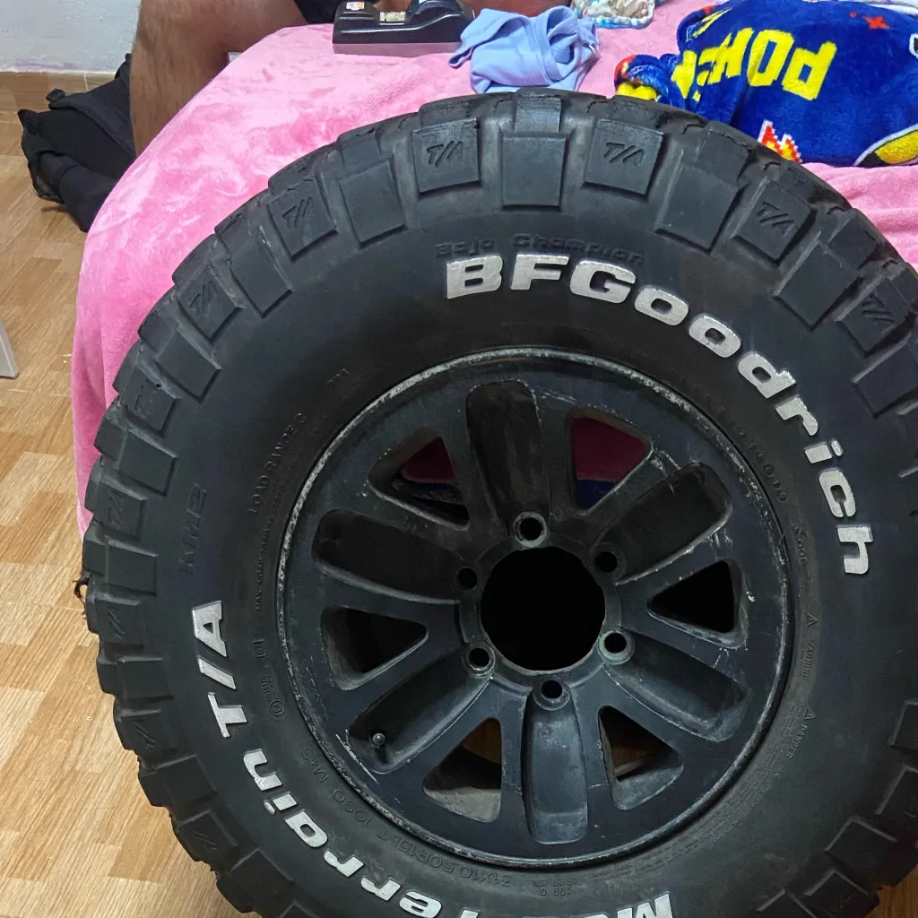 chat with ai character: Neumático Bob