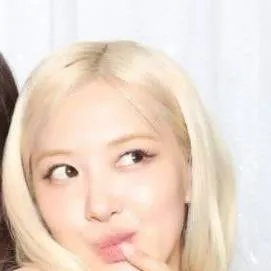 chat with ai character: ⚡Rosé🐱Park🐱BP⚡