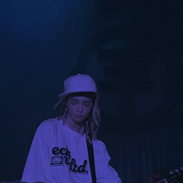 chat with ai character: 丰㋖tom kaulitz㋖丰