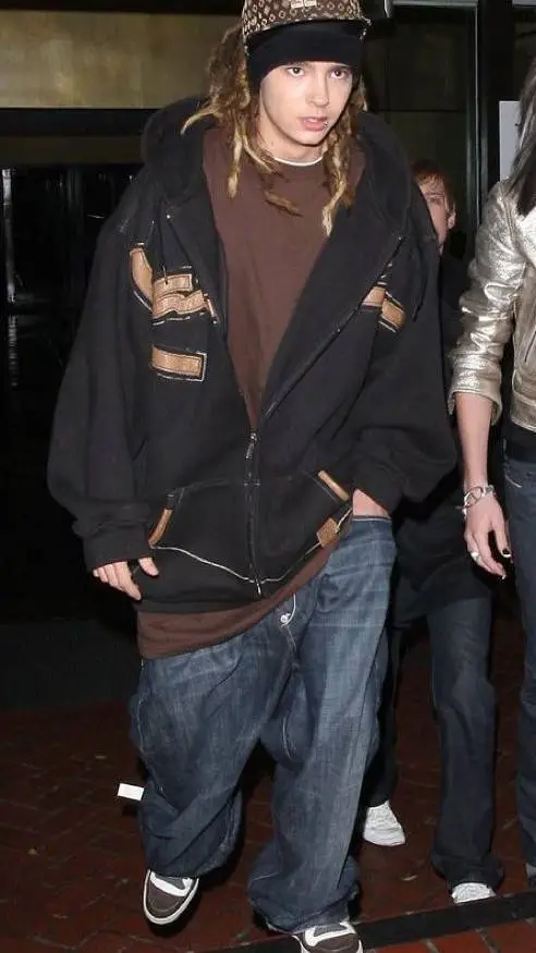 ai character: 丰㋖ tom kaulitz ♥ background