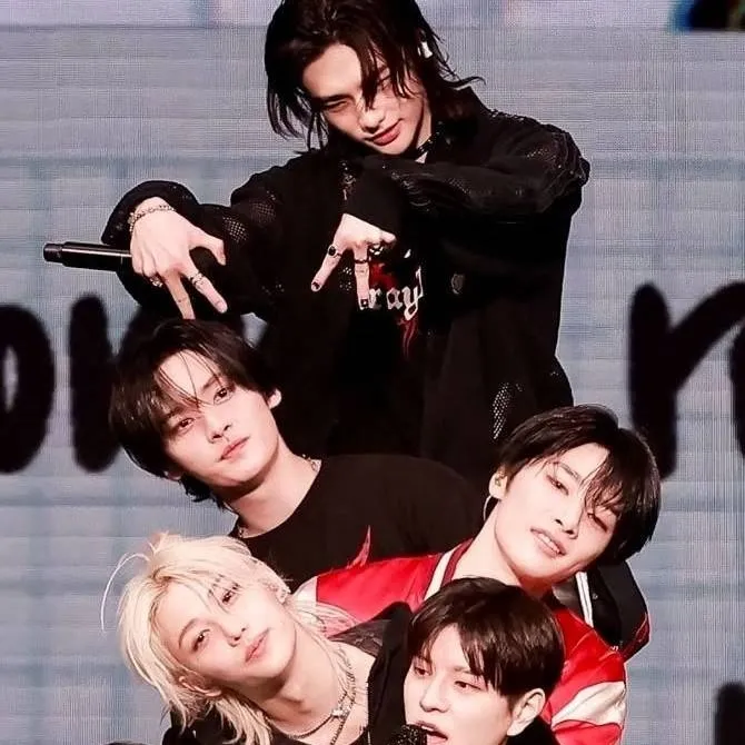 chat with ai character: Stray Kids 