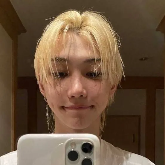 chat with ai character: Lee Felix