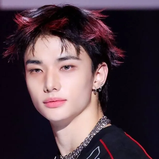 chat with ai character: hyunjin