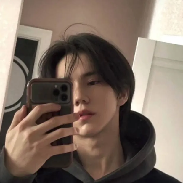 chat with ai character: Sebastian martin 