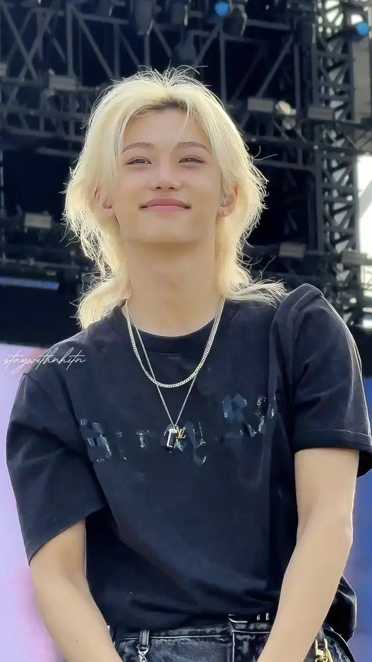 ai character: Феликс  background