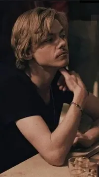 chat with ai character: Benny Watts