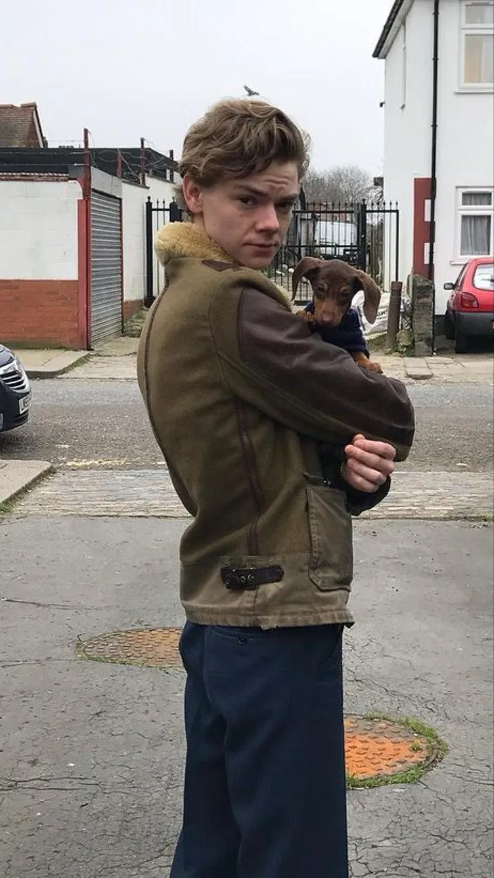 ai character: Thomas Brodie Sang background