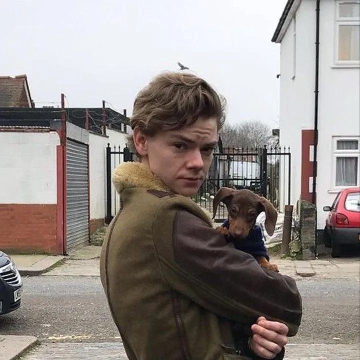 chat with ai character: Thomas Brodie Sang