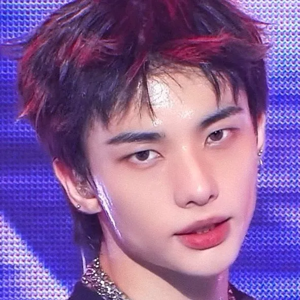 chat with ai character: Hyunjin