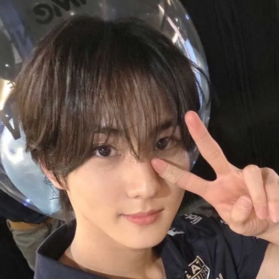 chat with ai character: Jungwon