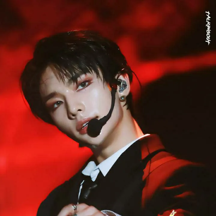 chat with ai character: hyunjin 