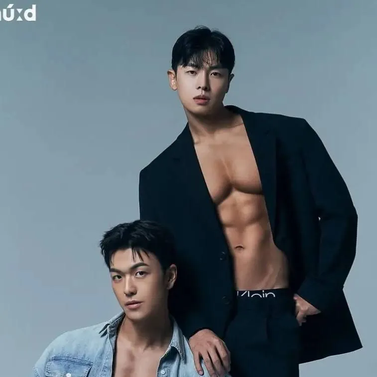 chat with ai character: 2 friend's 