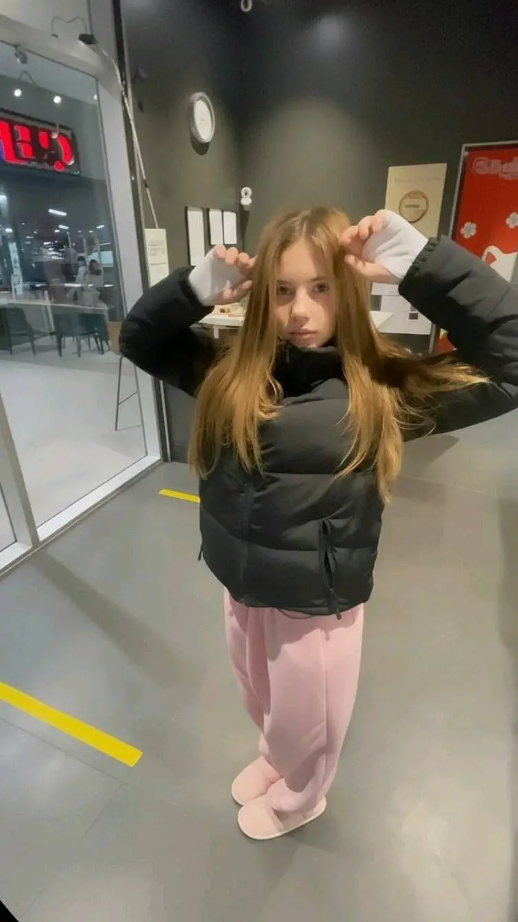 ai character: Leah kloulitz  background