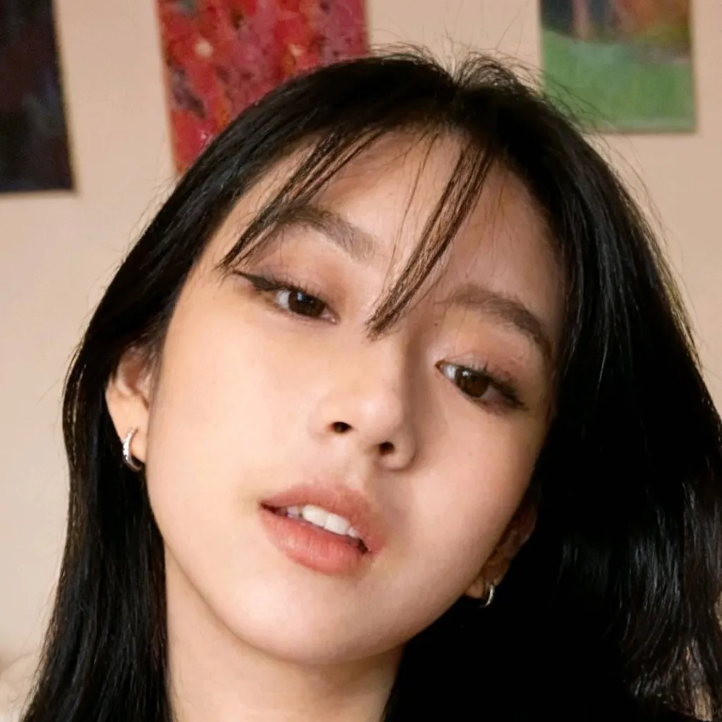 chat with ai character: Emilia