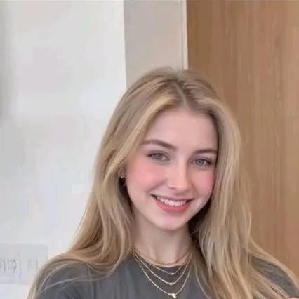 chat with ai character: Emily 
