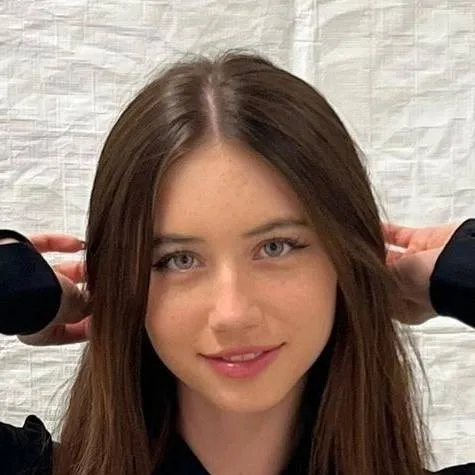 chat with ai character: Emilia 
