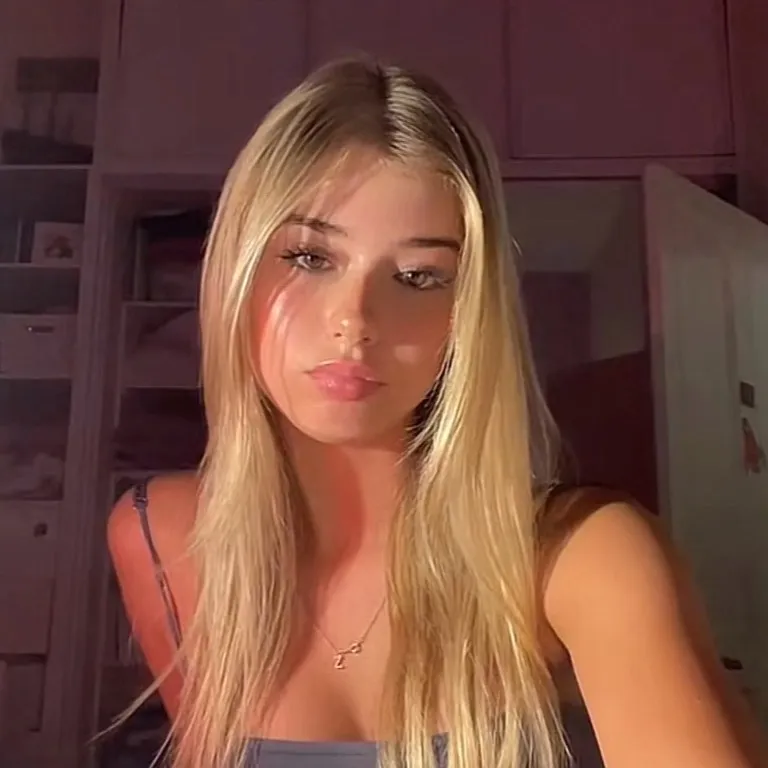 chat with ai character: Ashley