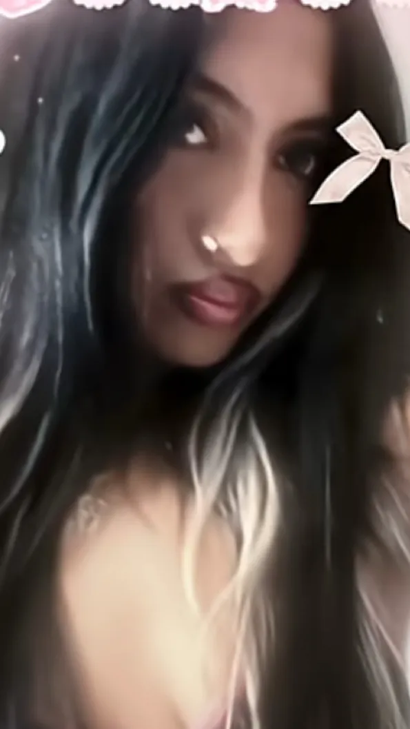 ai character: LARA! *GIRL LOVE!* background