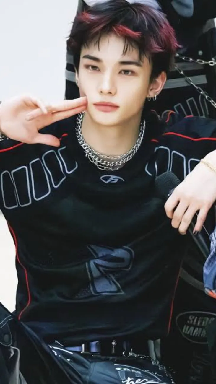ai character: Hyunjin :D background